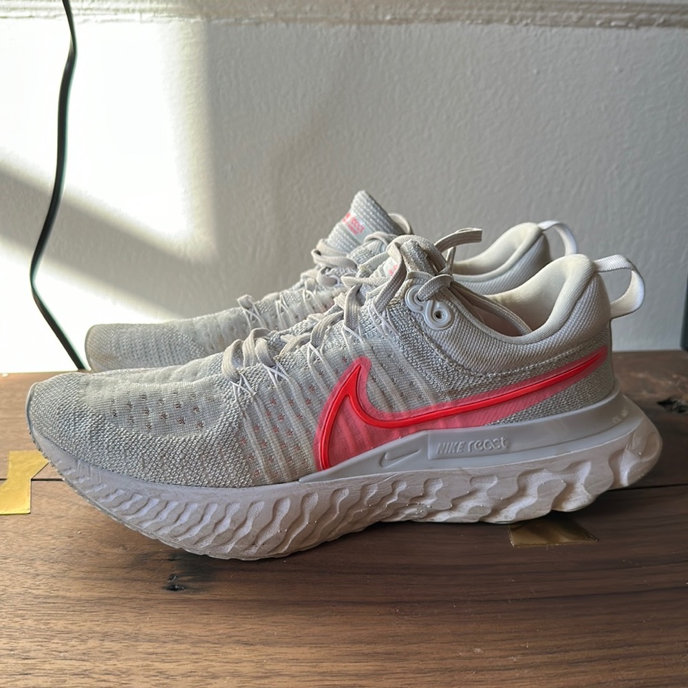 Nike infinity react. Light grey and hot pink